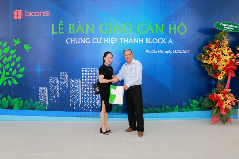 Chúc mừng khách hàng nhận căn hộ chung cư Hiệp Thành block A