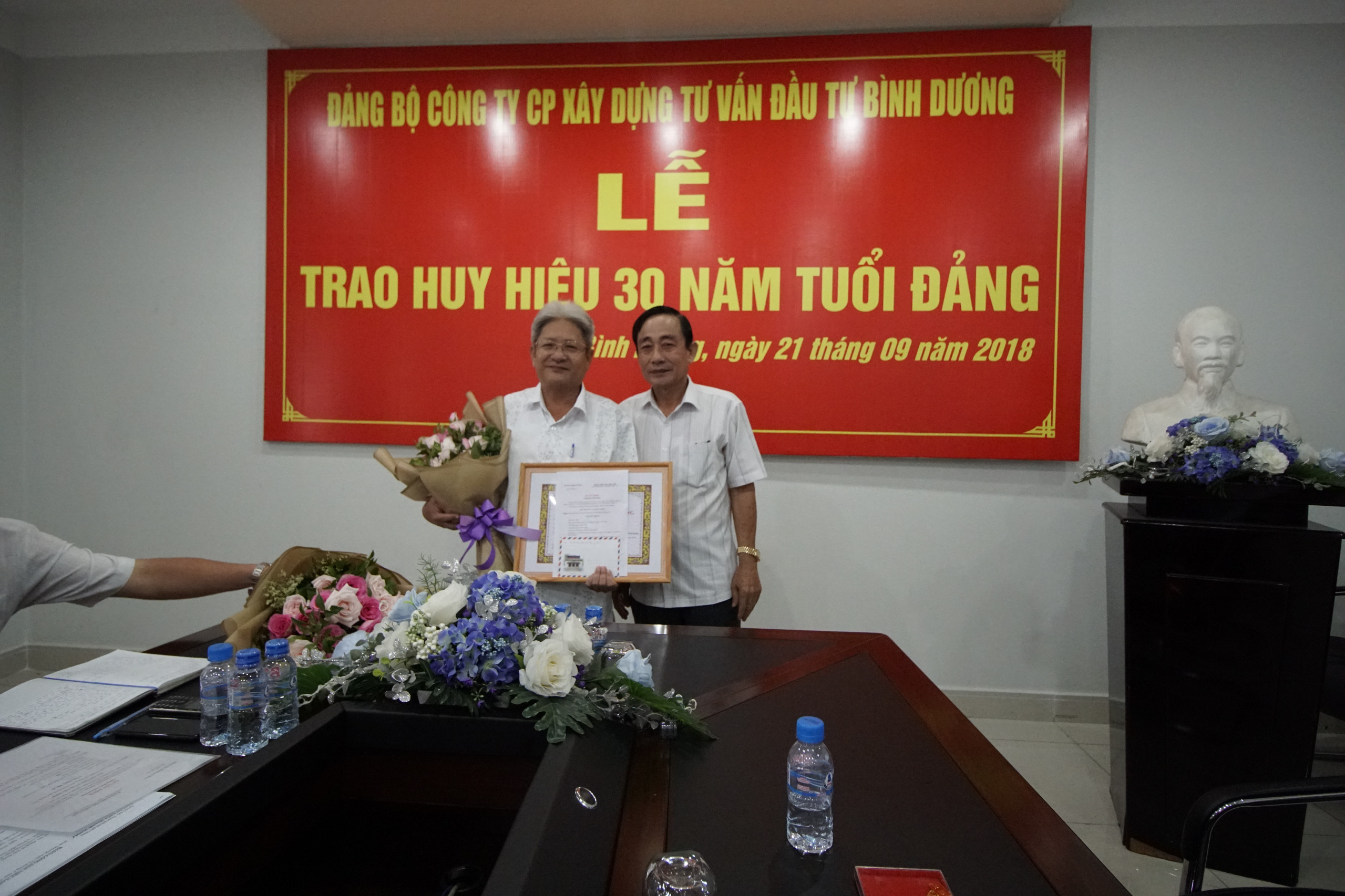 Lễ trao Huy hiệu 30 năm tuổi Đảng