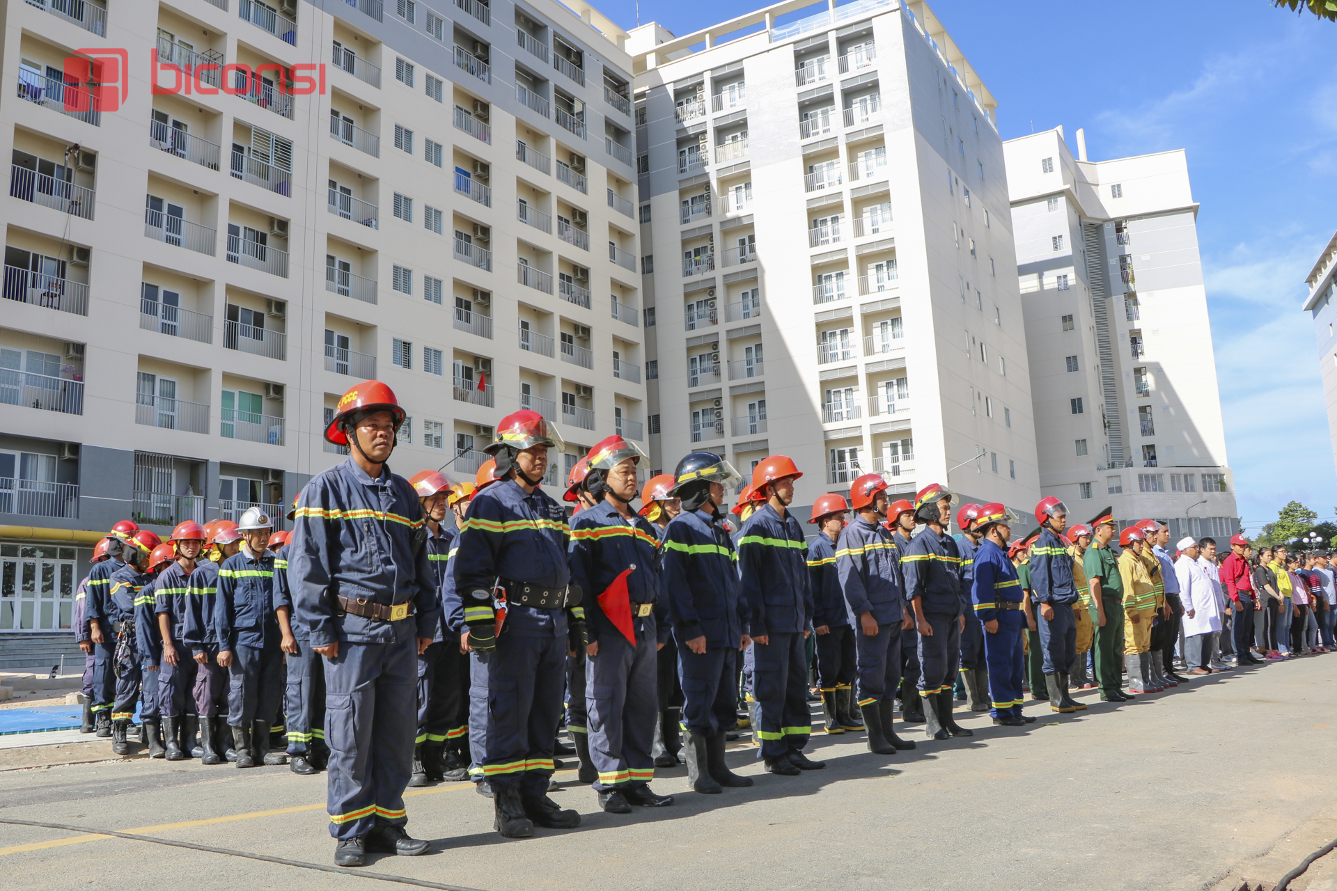 Diễn tập phương án chữa cháy và cứu hộ phối hợp nhiều lực lượng tại Chung cư Hiệp Thành